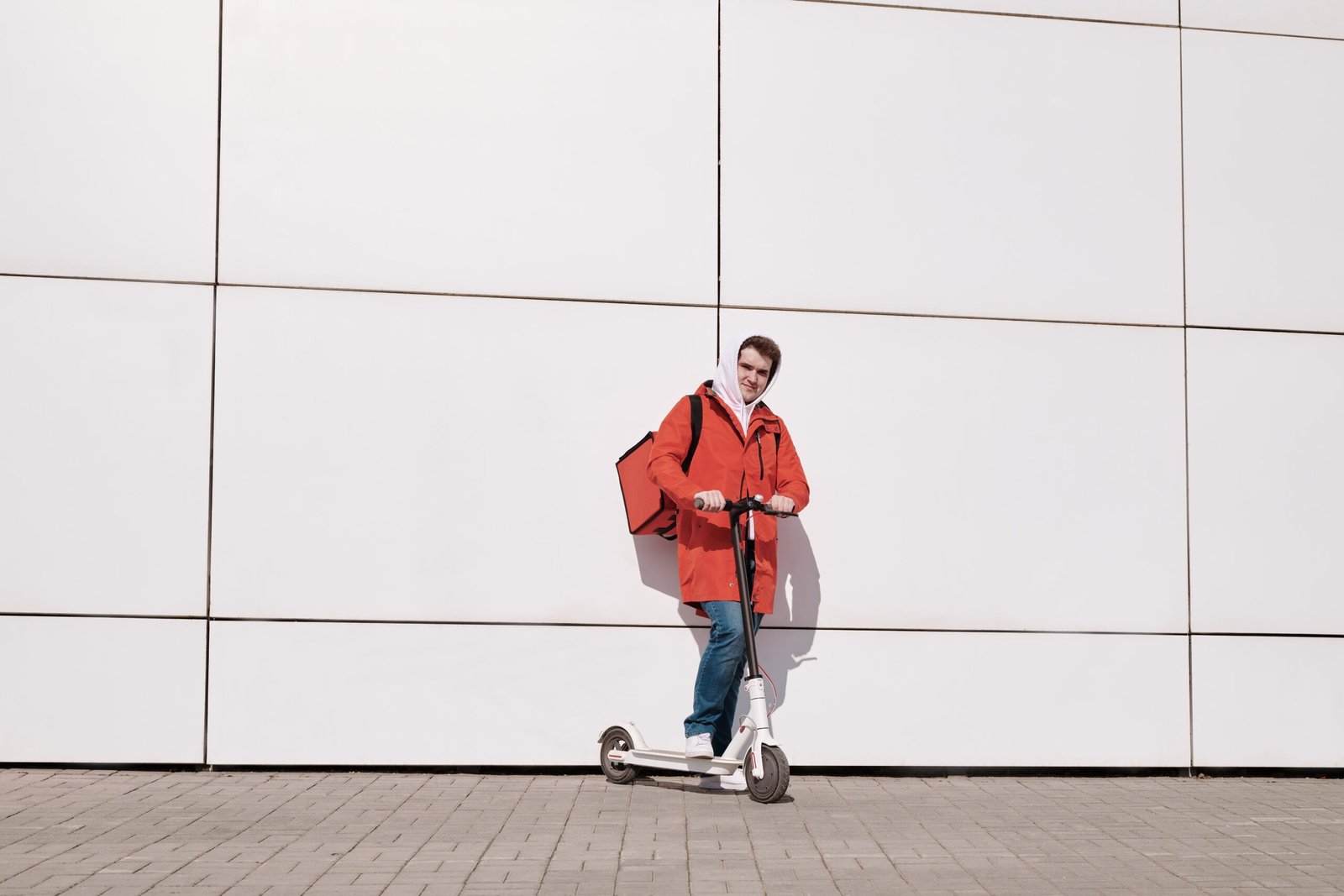 Modelo de negocio Glovo: repartidor de delivery con scooter