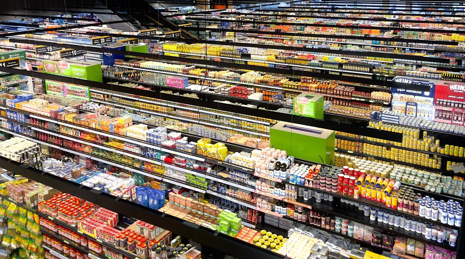 Modelo de negocio Mercadona: pasillos de supermercado con productos de marca propia